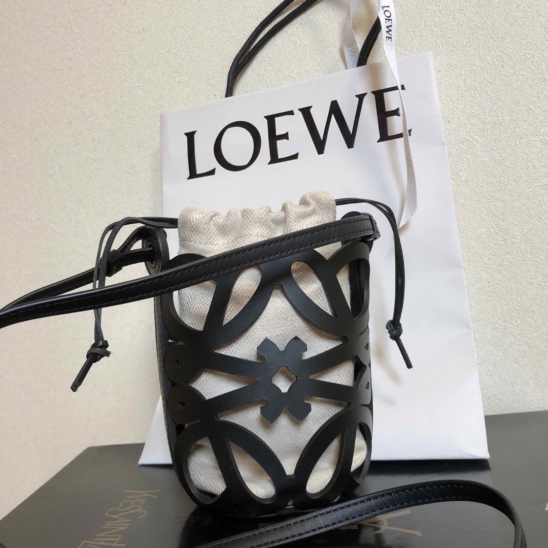 LOEWE(ロエベ)のLOEWE✳︎カットワークポシェット黒 レディースのバッグ(ショルダーバッグ)の商品写真