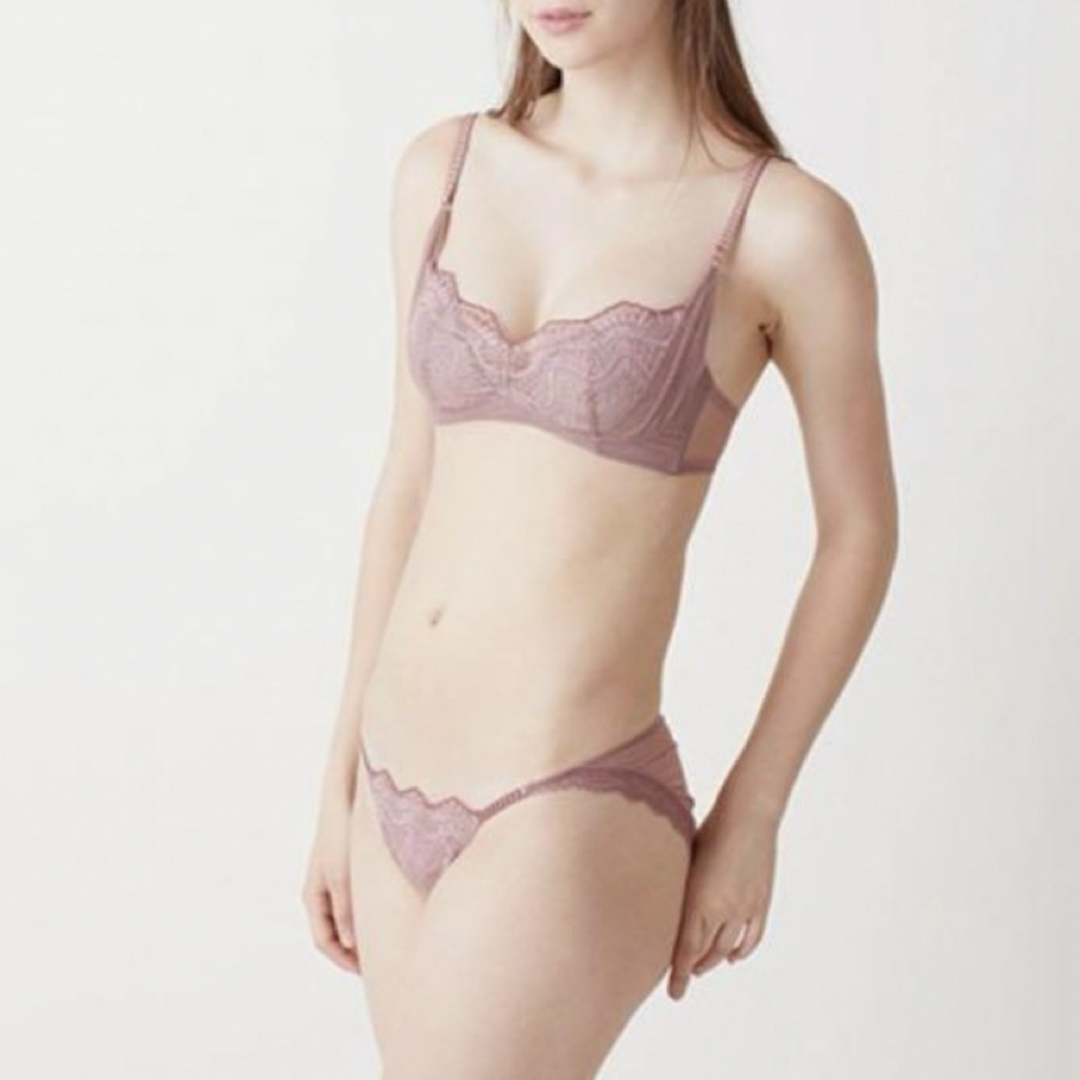 Chut! INTIMATES(シュットインティメイツ)のchut! ブラック ノンワイヤーC70ストリングM 未使用新品 レディースの下着/アンダーウェア(ブラ&ショーツセット)の商品写真