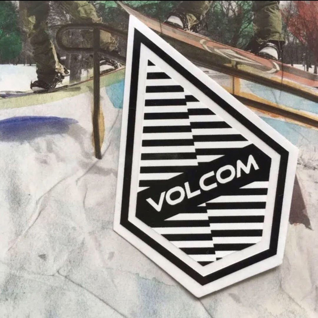 volcom(ボルコム)のVOLCOM ボルコムUS限定 非売品 激レア型抜きストーンロゴステッカーラス２ メンズのファッション小物(その他)の商品写真