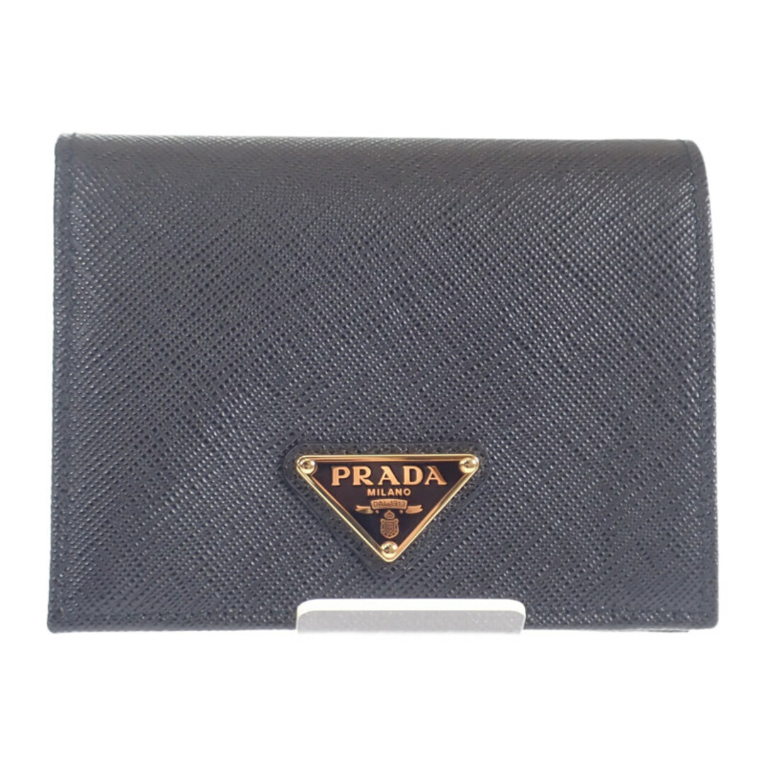 PRADA(プラダ)の【中古】【Sランク】PRADA プラダ サフィアーノトライアングル財布 二つ折り財布 1MV204_QHH_F0002 ブラック エナメルメタル コンパクトウォレット【ISEYA】 レディースのファッション小物(財布)の商品写真