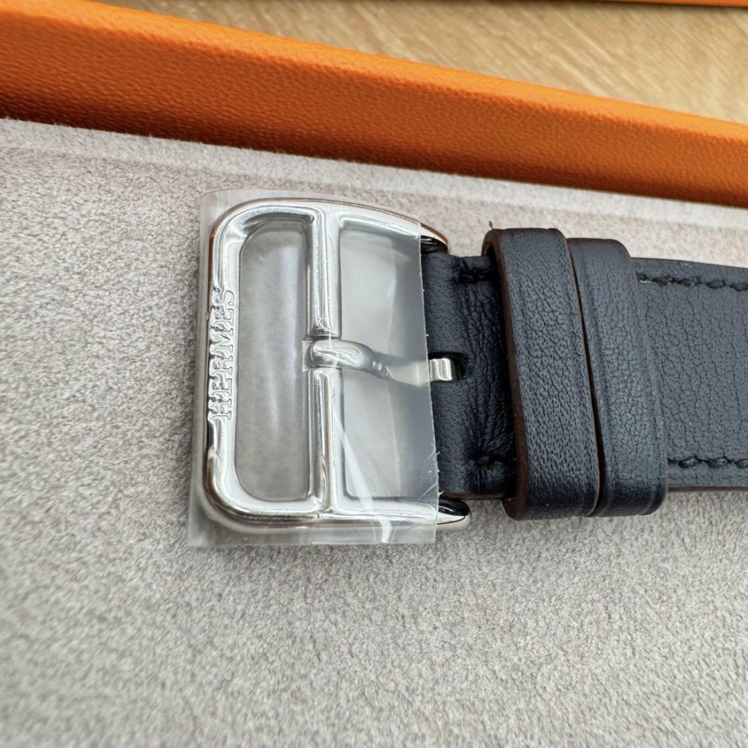 Hermes(エルメス)の1535 Apple Watch エルメス　インディゴ/オレンジ　二重　レザー レディースのファッション小物(腕時計)の商品写真