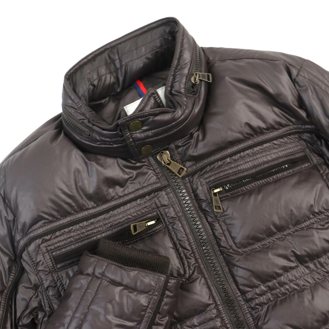 MONCLER(モンクレール)の良品△MONCLER モンクレール CLEVELAND ロゴワッペン付き ジップアップ ライダース型 ダウンジャケット ダークブラウン 1 メンズ メンズのジャケット/アウター(ダウンジャケット)の商品写真