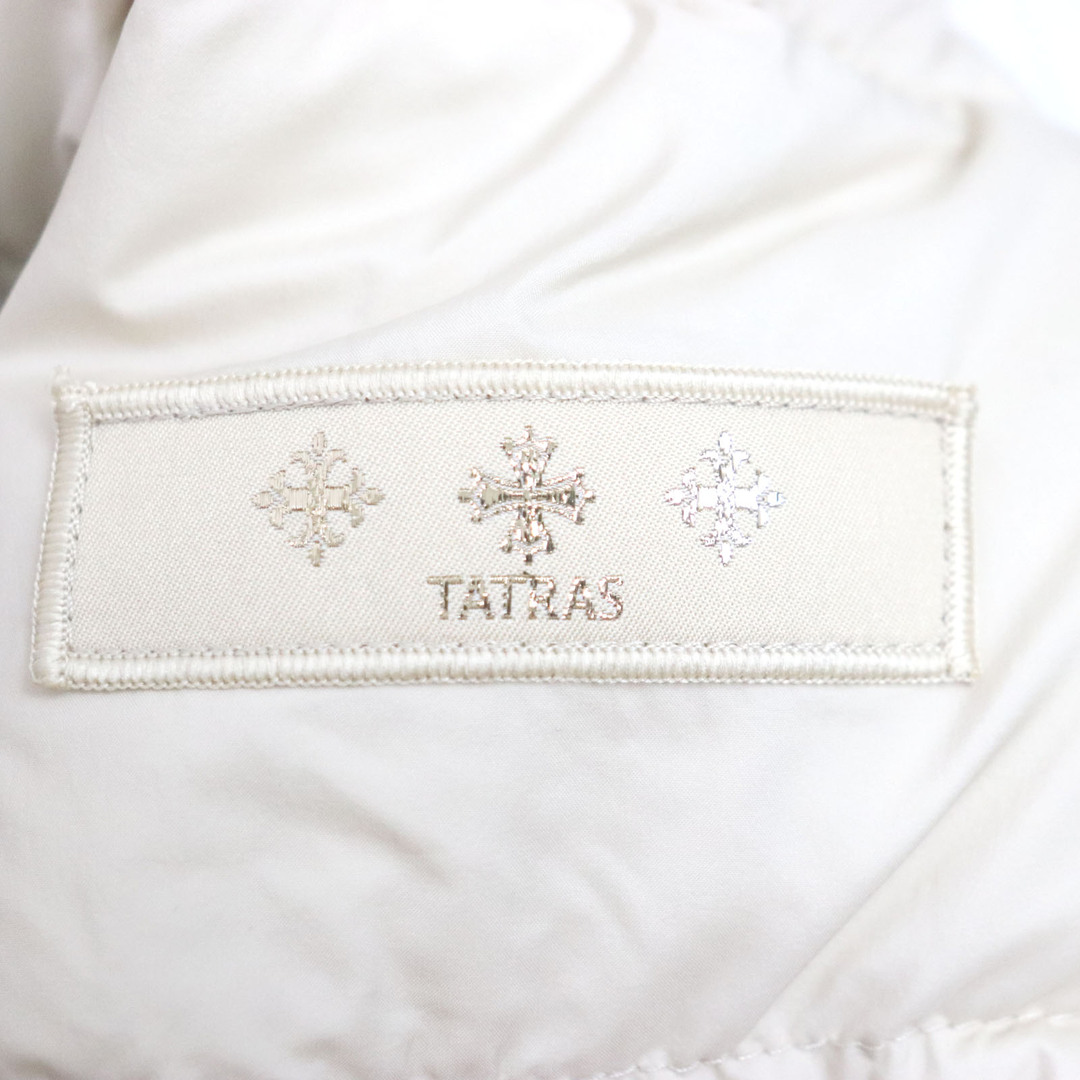 TATRAS(タトラス)の極美品▼TATRAS タトラス 22AW LTAT22A4899 MIREL ミレル ダウン ロゴワッペン・フード付き ZIP ダウンジャケット ベージュ 1 ハンガー付き 正規品 レディース レディースのジャケット/アウター(ダウンジャケット)の商品写真