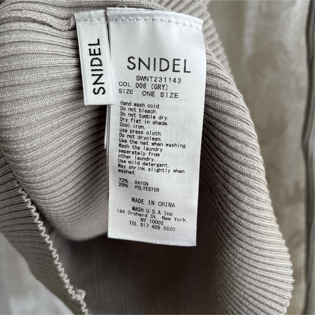 SNIDEL(スナイデル)の【美品】スナイデル　snidel デコルテオープンフリルニットトップス　グレー レディースのトップス(カットソー(長袖/七分))の商品写真