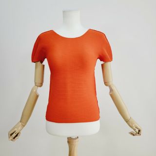 イッセイミヤケ(ISSEY MIYAKE)の【美品】ミーイッセイミヤケ　プリーツ　半袖カットソー　トップス　オレンジ系(Tシャツ(半袖/袖なし))