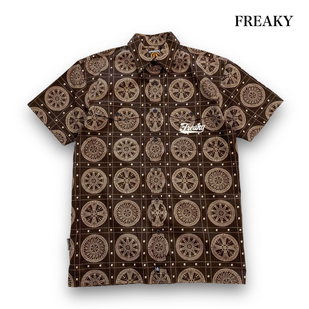 FREAKY(フリーキー)の【FREAKY】フリーキー ホイール総柄 半袖シャツ 刺繍ロゴ ブラウン メンズのトップス(シャツ)の商品写真