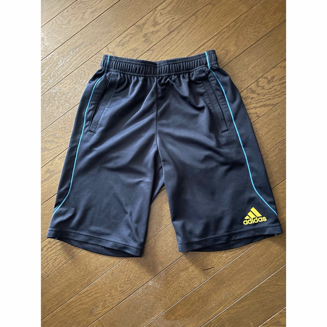 adidas(アディダス)の【adidas カッコいいハーフパンツ size150】紺色 キッズ/ベビー/マタニティのキッズ服男の子用(90cm~)(パンツ/スパッツ)の商品写真