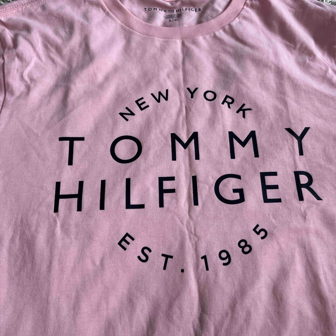 TOMMY HILFIGER(トミーヒルフィガー)の【新品】トミーヒルフィガー☆メンズSサイズ☆ピンクのロゴTシャツ メンズのトップス(Tシャツ/カットソー(半袖/袖なし))の商品写真