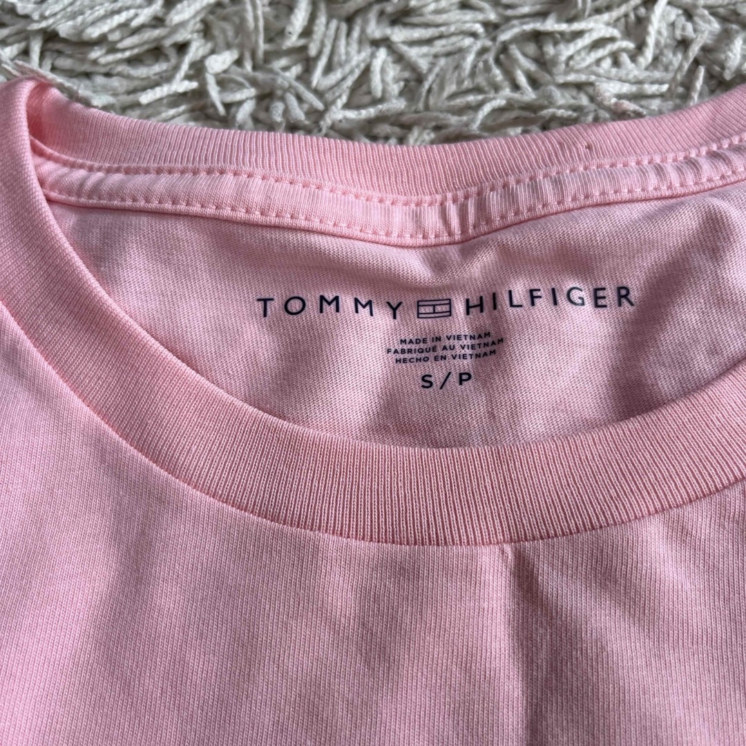 TOMMY HILFIGER(トミーヒルフィガー)の【新品】トミーヒルフィガー☆メンズSサイズ☆ピンクのロゴTシャツ メンズのトップス(Tシャツ/カットソー(半袖/袖なし))の商品写真