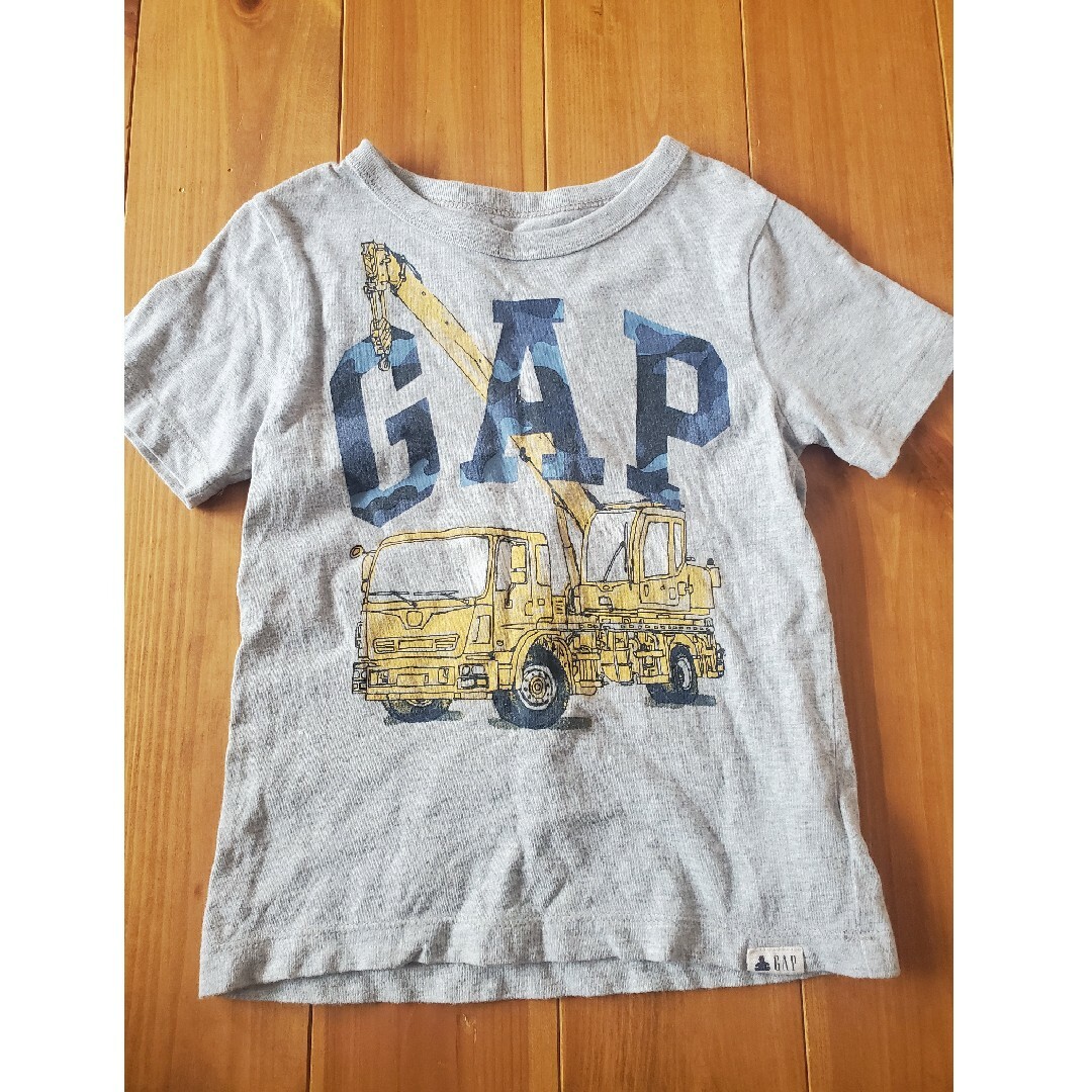 GAP Kids(ギャップキッズ)のGAP Tシャツ　車柄　男の子 キッズ/ベビー/マタニティのキッズ服男の子用(90cm~)(Tシャツ/カットソー)の商品写真