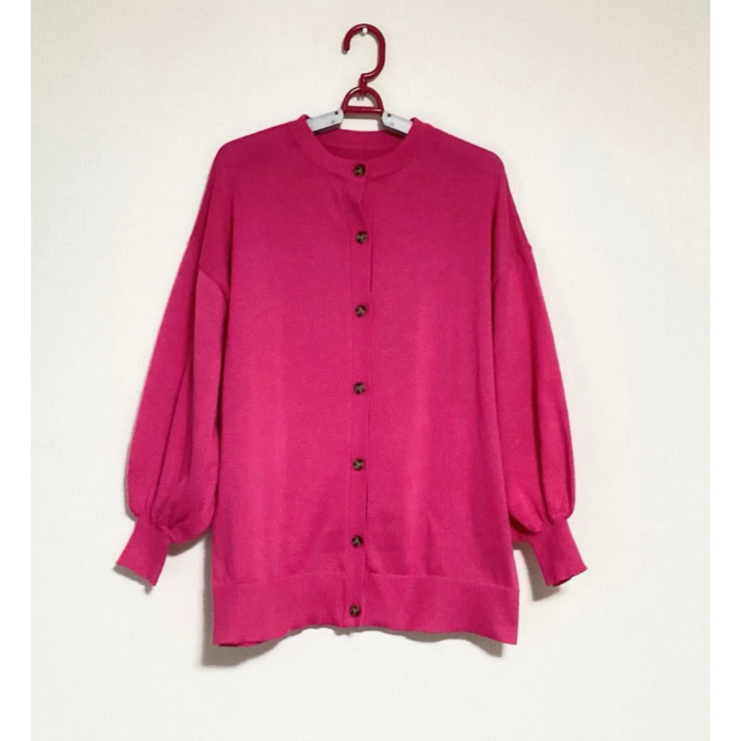 しまむら(シマムラ)のカーディガン　ニット　チェリーピンク　フリーサイズ　裾、袖口リブ　丸首 レディースのトップス(カーディガン)の商品写真