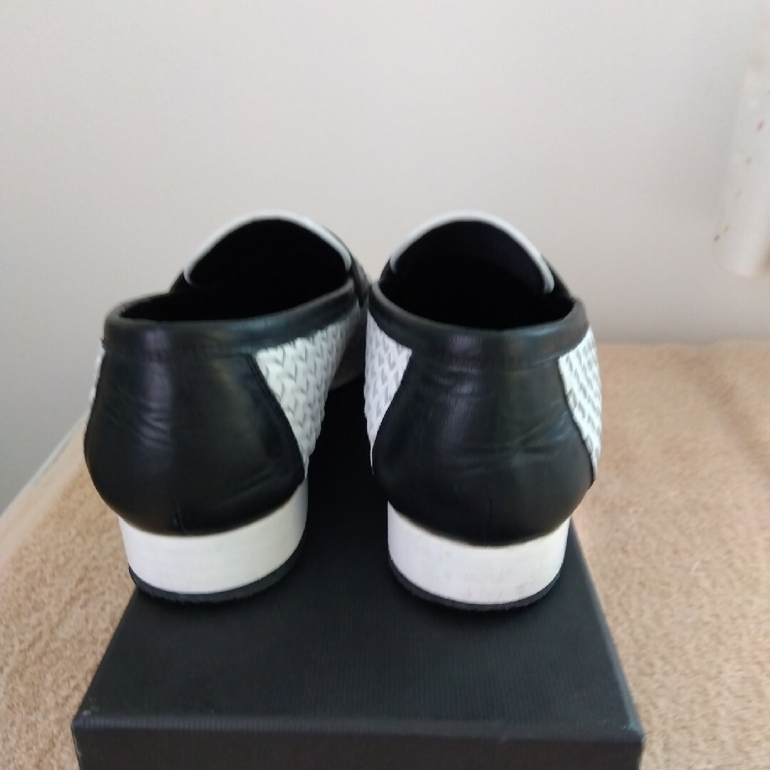 CHANEL(シャネル)のCHANEL   ホワイト×ブラック   ローファー レディースの靴/シューズ(ローファー/革靴)の商品写真