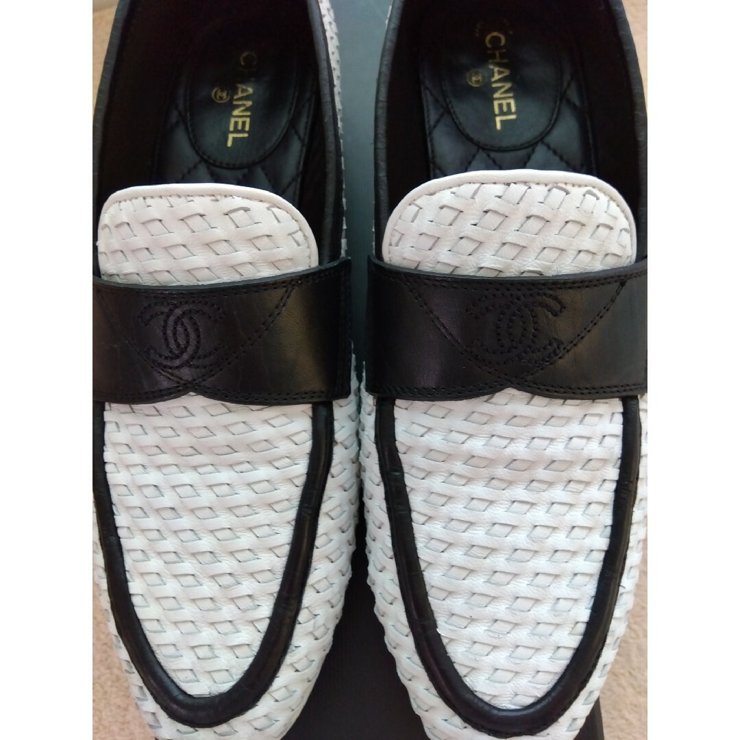 CHANEL ホワイト×ブラック ローファー CHANEL ホワイト×ブラック ローファー