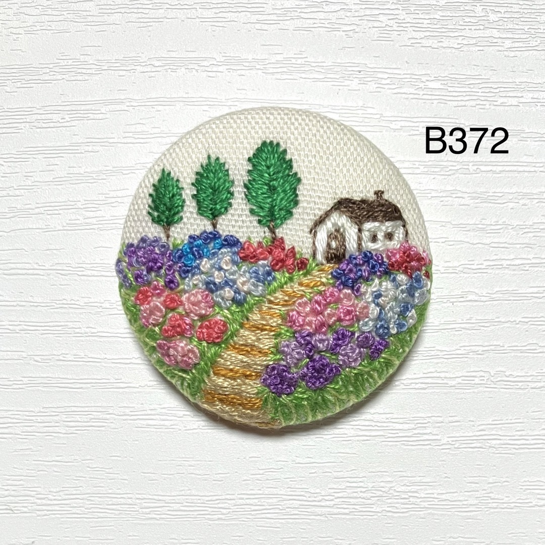 【B372】紫陽花ガーデン刺繍ブローチ くるみボタン ハンドメイド 花 レディースのアクセサリー(ブローチ/コサージュ)の商品写真