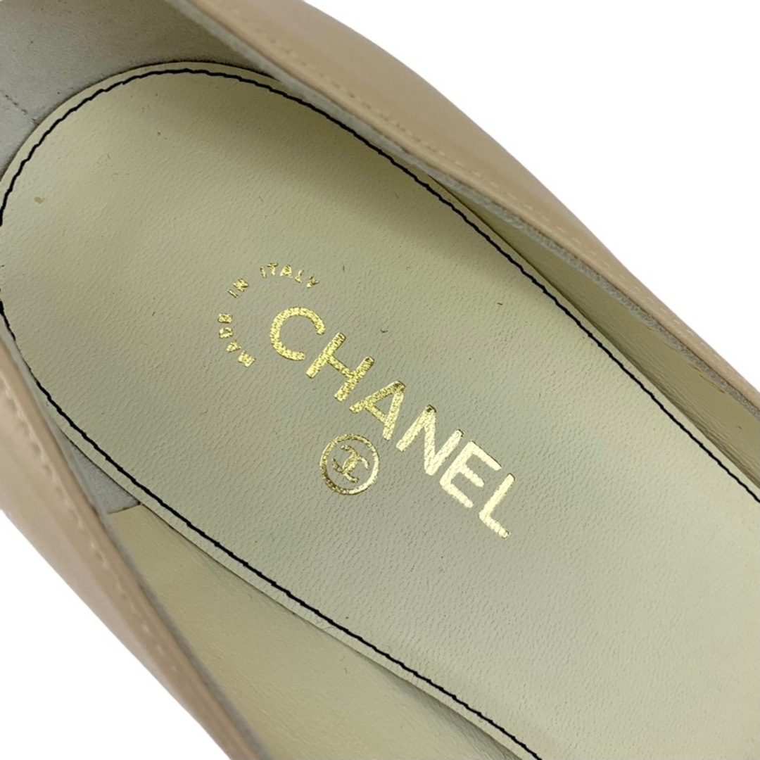 CHANEL(シャネル)のシャネル CHANEL パンプス 靴 シューズ レザー ベージュ ブラック 未使用 ココマーク リボン パール パーティーシューズ レディースの靴/シューズ(ハイヒール/パンプス)の商品写真