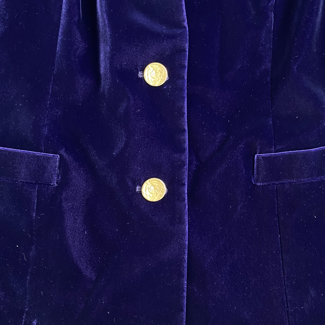 スーツ　ベルベット　高級感　美品　キュプラ　金ボタン　セレモニー　紫 レディースのフォーマル/ドレス(スーツ)の商品写真