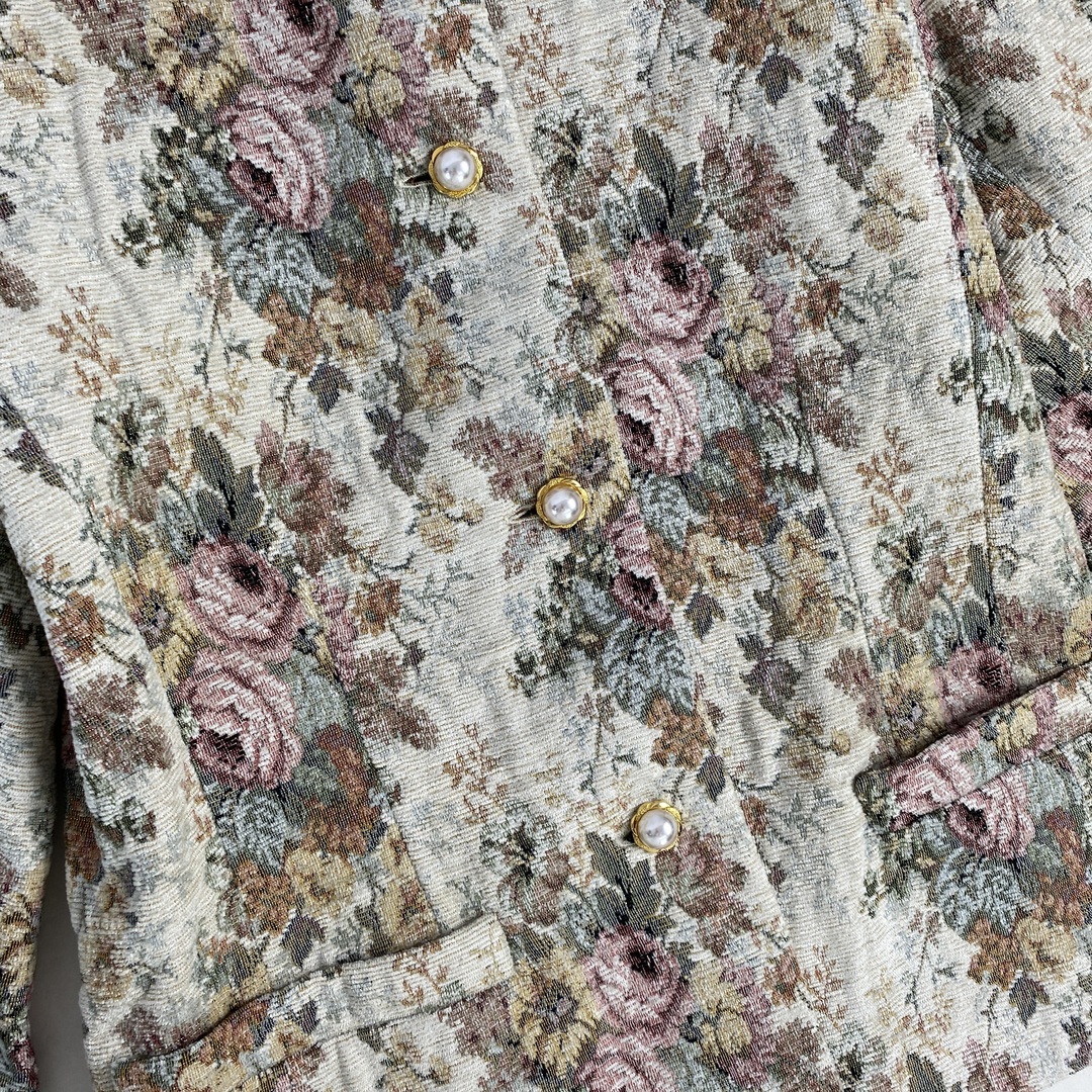 ヴィンテージ　スーツ　ゴブラン　イタリア製　花柄　セットアップ　アイボリー　緑　 レディースのフォーマル/ドレス(スーツ)の商品写真