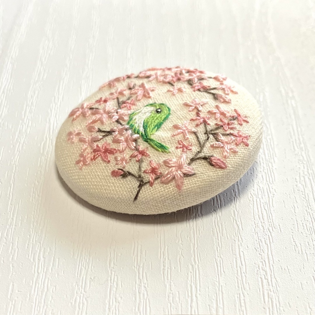 【B386】桜とウグイス刺繍ブローチ くるみボタン ハンドメイド  小鳥 花 レディースのアクセサリー(ブローチ/コサージュ)の商品写真