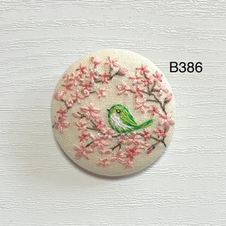 【B386】桜とウグイス刺繍ブローチ くるみボタン ハンドメイド  小鳥 花(ブローチ/コサージュ)