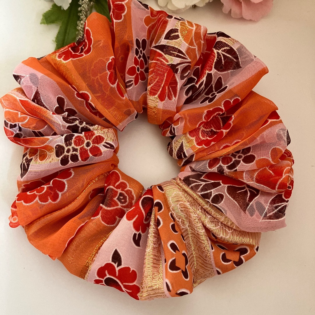 ハンドメイドシュシュ☆オレンジ花柄 ハンドメイドのアクセサリー(ヘアアクセサリー)の商品写真