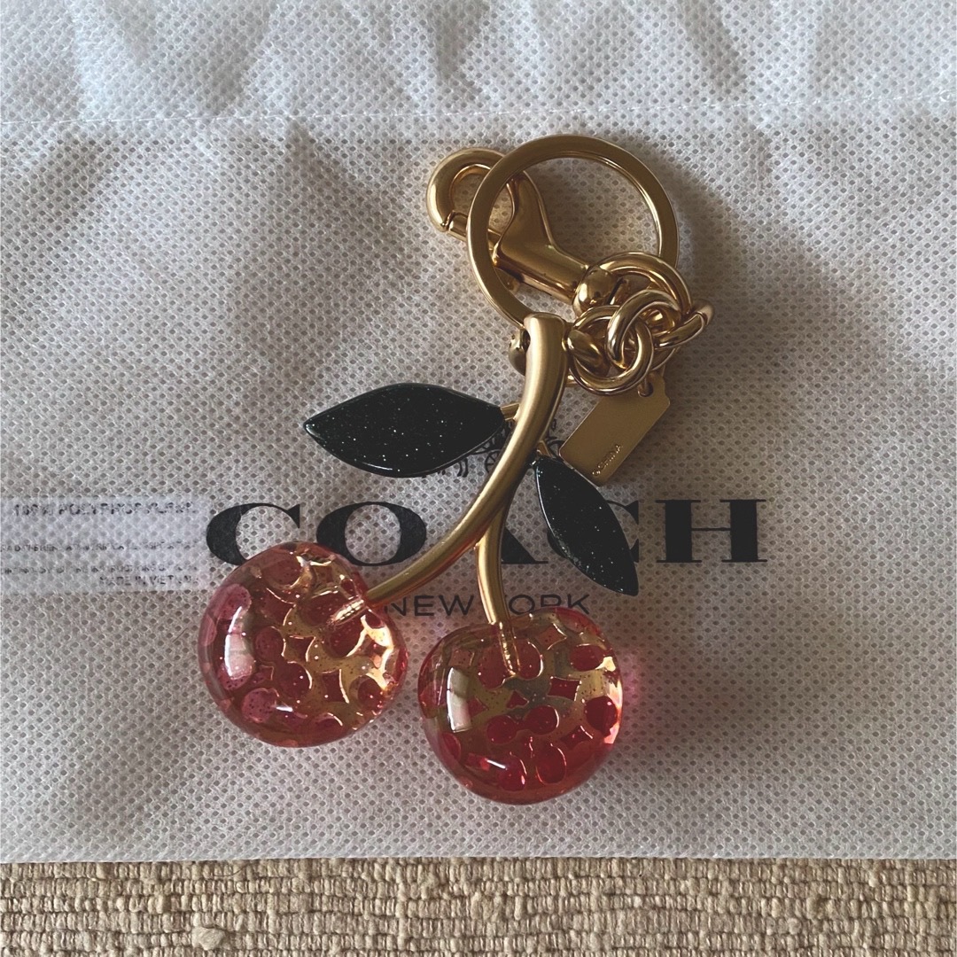 COACH(コーチ)のcoach チェリー　チャーム キーホルダー コーチ レディースのアクセサリー(チャーム)の商品写真