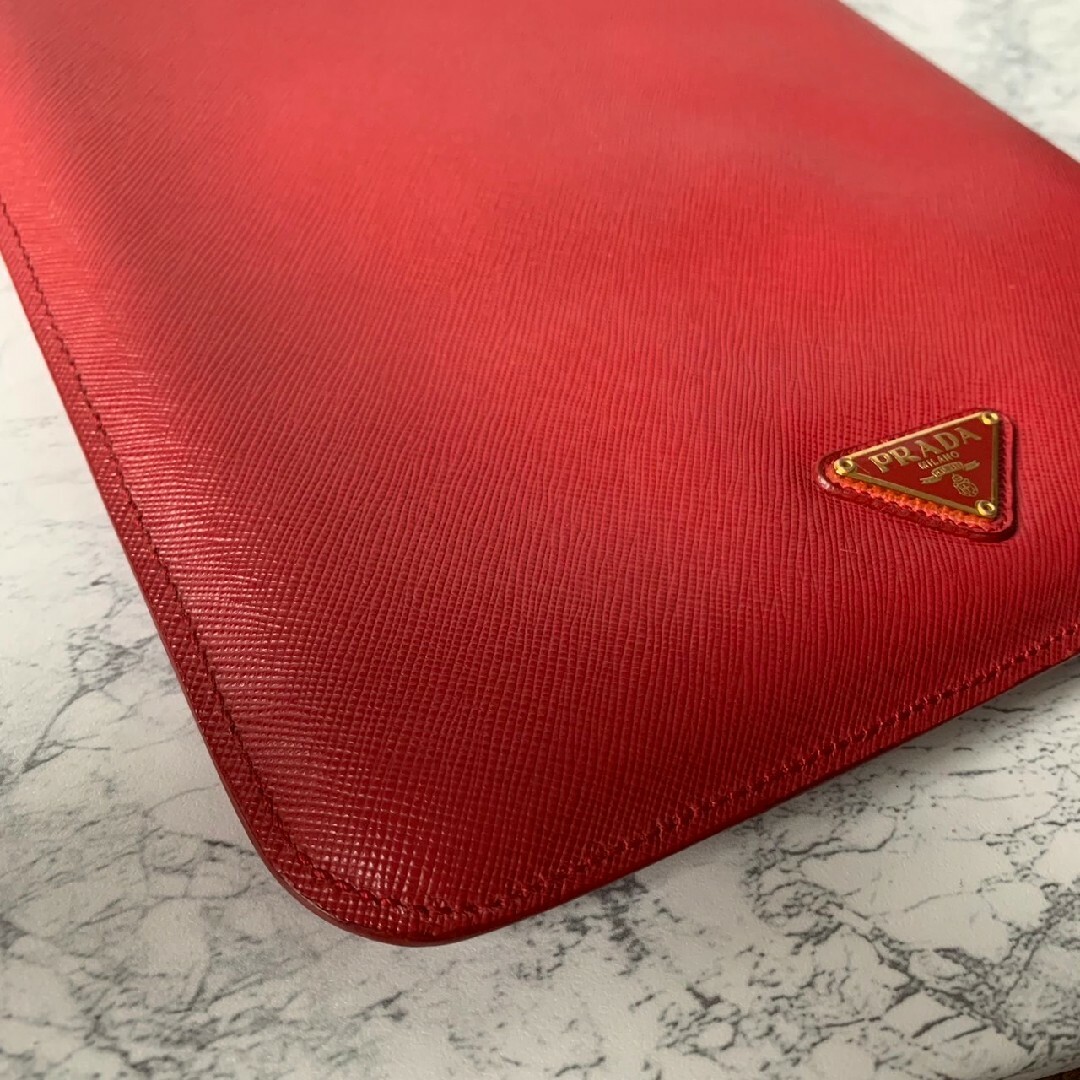 PRADA(プラダ)のPRADA iPad タブレットケース レッド iPadケース Fine スマホ/家電/カメラのスマホアクセサリー(iPadケース)の商品写真