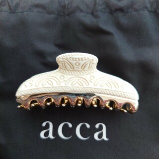 acca - acca☆美品！アイボリー　手彫り模様風の中クリップ♪