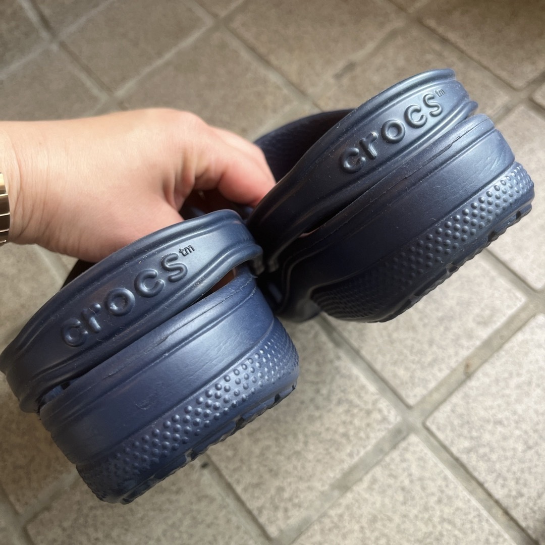 crocs(クロックス)の【crocs】ネイビーのサンダル☆M4W6 キッズ/ベビー/マタニティのキッズ靴/シューズ(15cm~)(サンダル)の商品写真