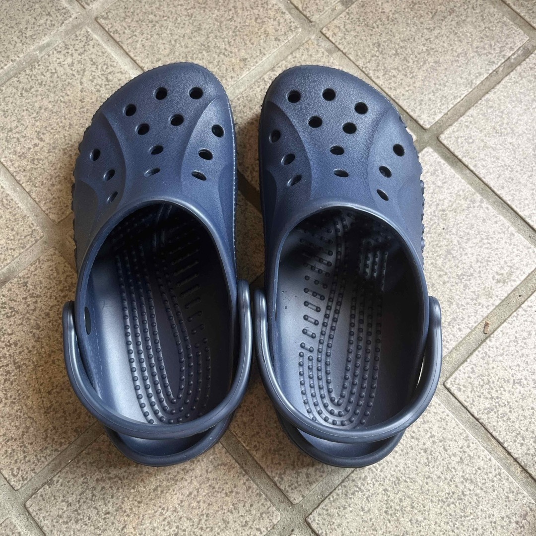 crocs(クロックス)の【crocs】ネイビーのサンダル☆M4W6 キッズ/ベビー/マタニティのキッズ靴/シューズ(15cm~)(サンダル)の商品写真