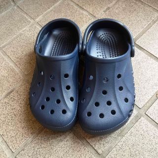 クロックス(crocs)の【crocs】ネイビーのサンダル☆M4W6(サンダル)