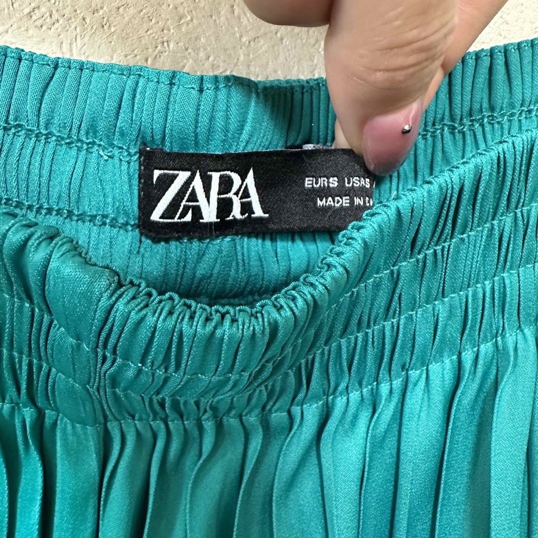 ZARA(ザラ)のZARA サテンプリーツパンツ レディースのパンツ(カジュアルパンツ)の商品写真