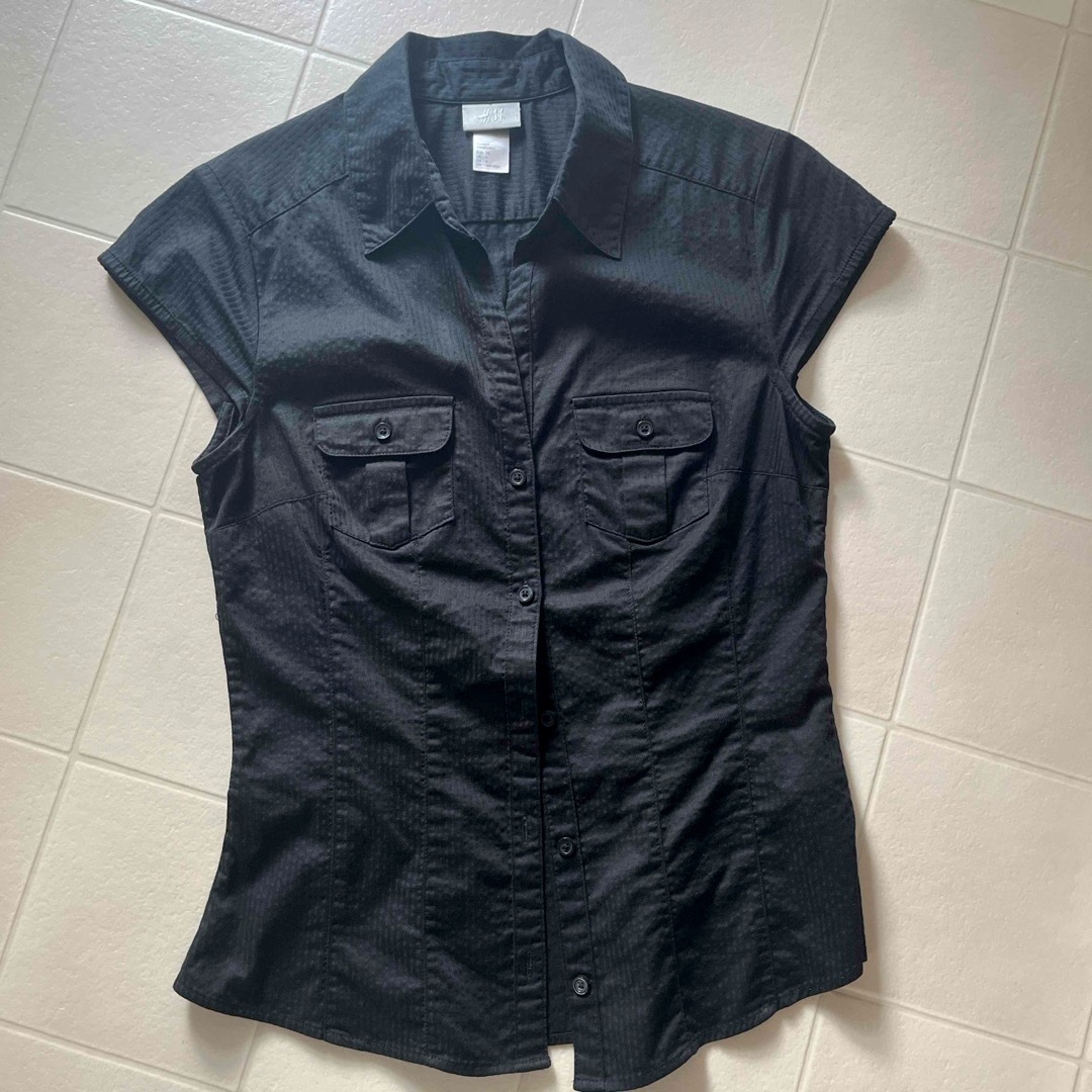 H&M(エイチアンドエム)のH&M ブラウスsize34 ブラック レディースのトップス(シャツ/ブラウス(半袖/袖なし))の商品写真