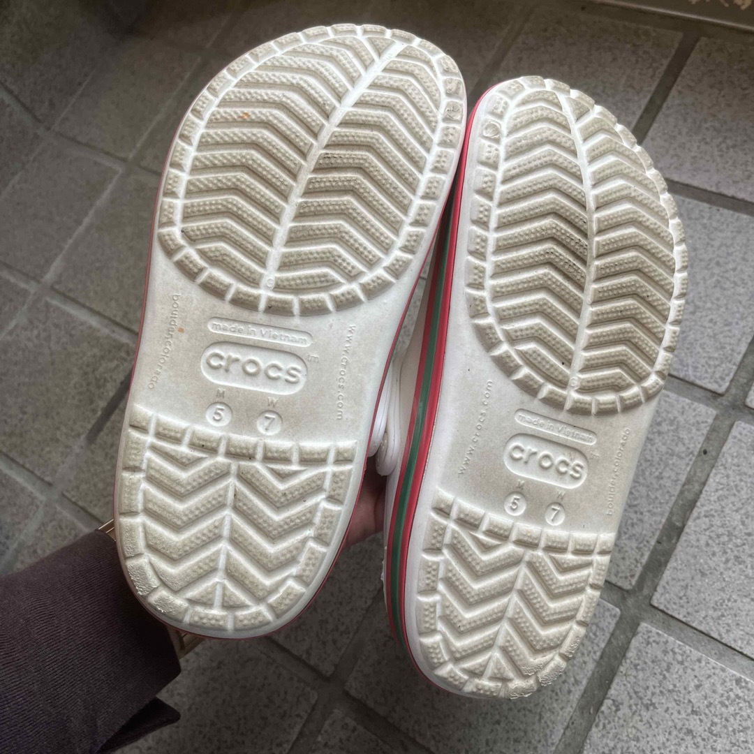 crocs(クロックス)の【crocs】白のサンダル☆M5W7 キッズ/ベビー/マタニティのキッズ靴/シューズ(15cm~)(サンダル)の商品写真