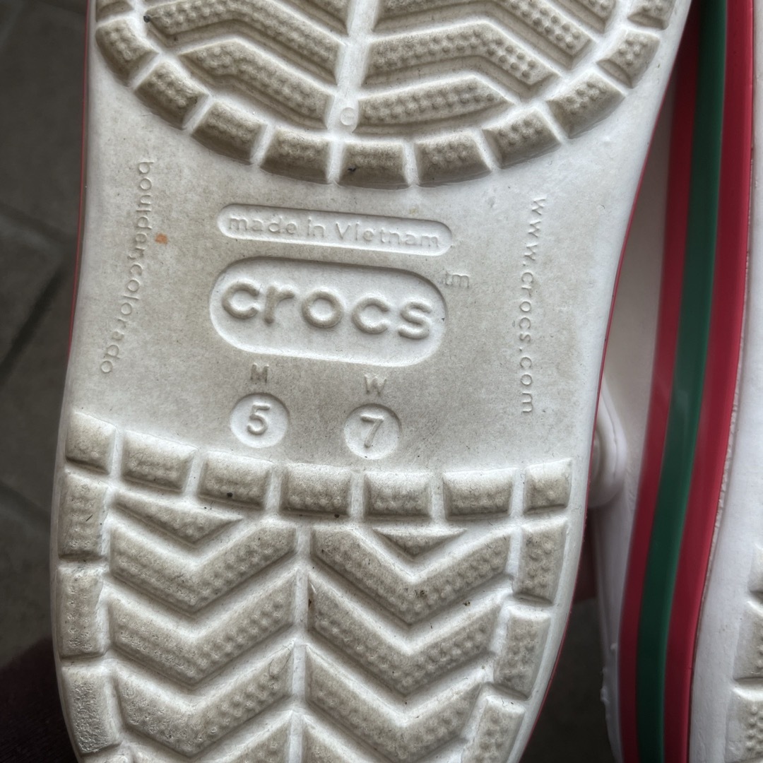 crocs(クロックス)の【crocs】白のサンダル☆M5W7 キッズ/ベビー/マタニティのキッズ靴/シューズ(15cm~)(サンダル)の商品写真
