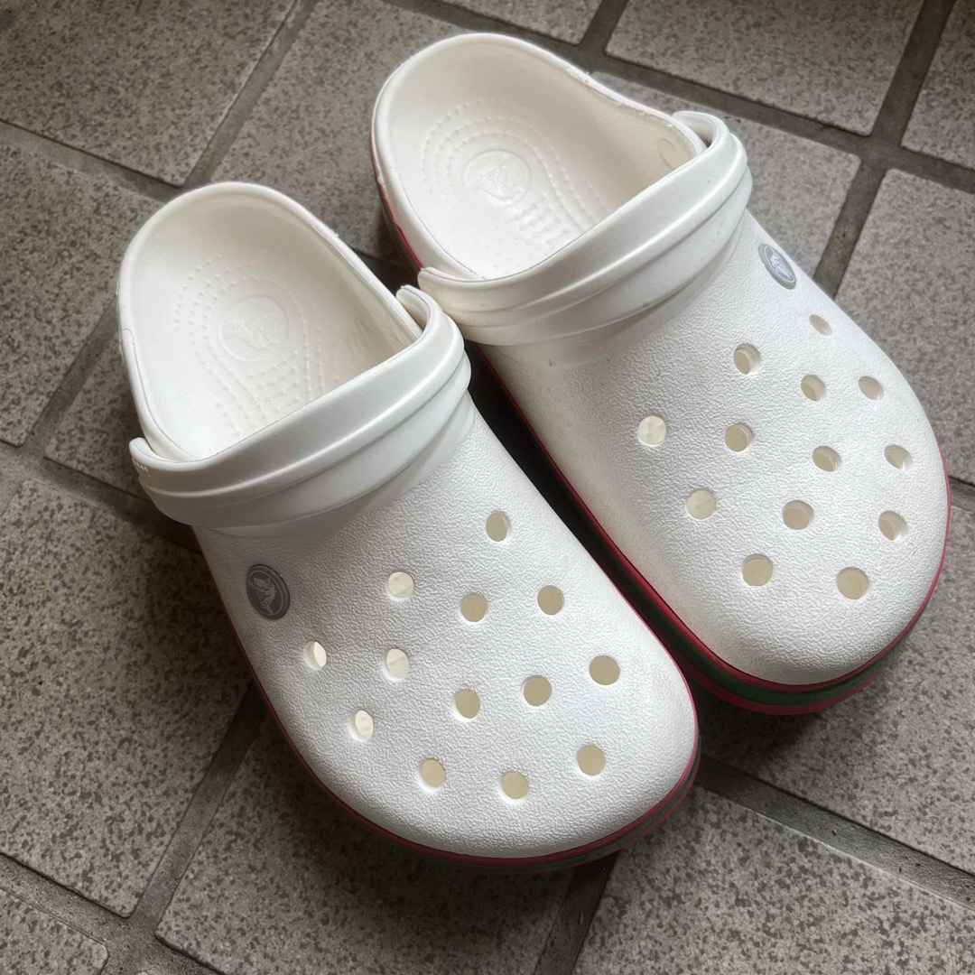 crocs(クロックス)の【crocs】白のサンダル☆M5W7 キッズ/ベビー/マタニティのキッズ靴/シューズ(15cm~)(サンダル)の商品写真