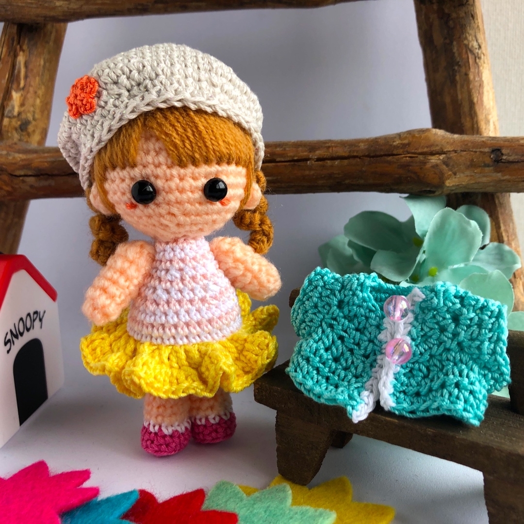 編みぐるみ　ベレー帽の女の子 ハンドメイドのぬいぐるみ/人形(あみぐるみ)の商品写真