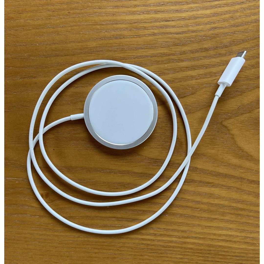 Apple(アップル)のApple純正 MagSafe 充電器 スマホ/家電/カメラのスマートフォン/携帯電話(バッテリー/充電器)の商品写真