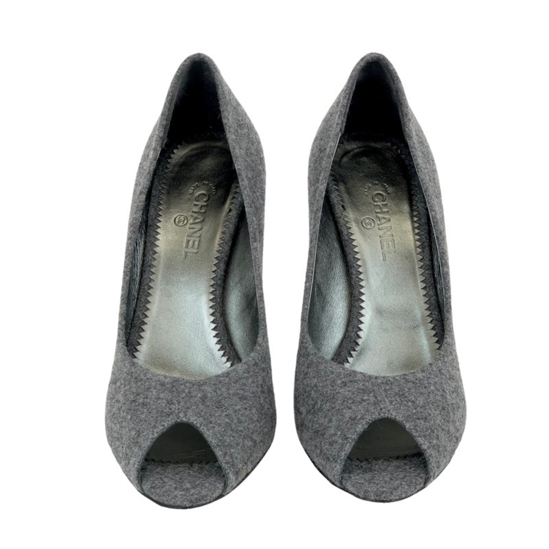 CHANEL(シャネル)のシャネル CHANEL パンプス 靴 シューズ フェルト グレー ココマーク レディースの靴/シューズ(ハイヒール/パンプス)の商品写真