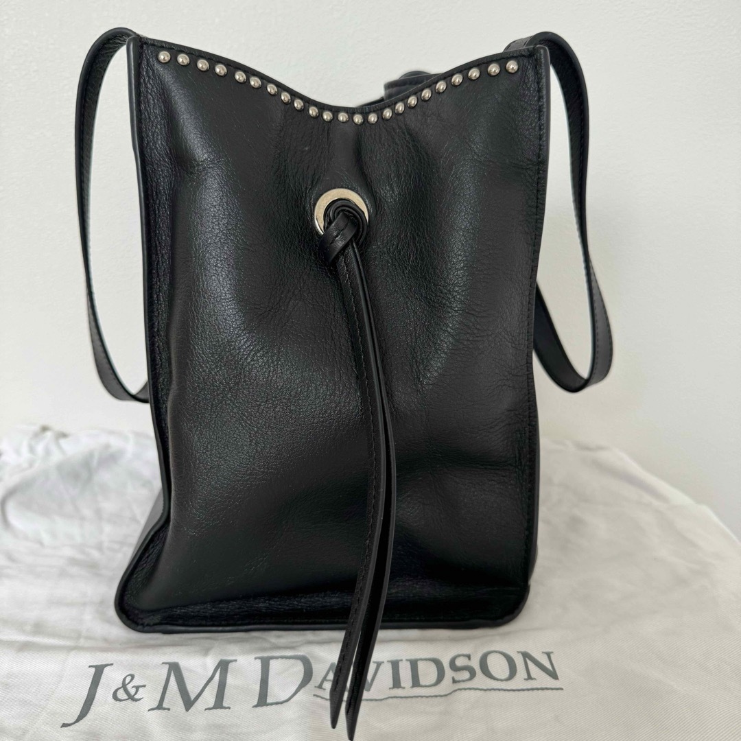 J&M DAVIDSON(ジェイアンドエムデヴィッドソン)のBELLE MINI with STUDS  ベル　スタッズ　ブラック レディースのバッグ(ショルダーバッグ)の商品写真