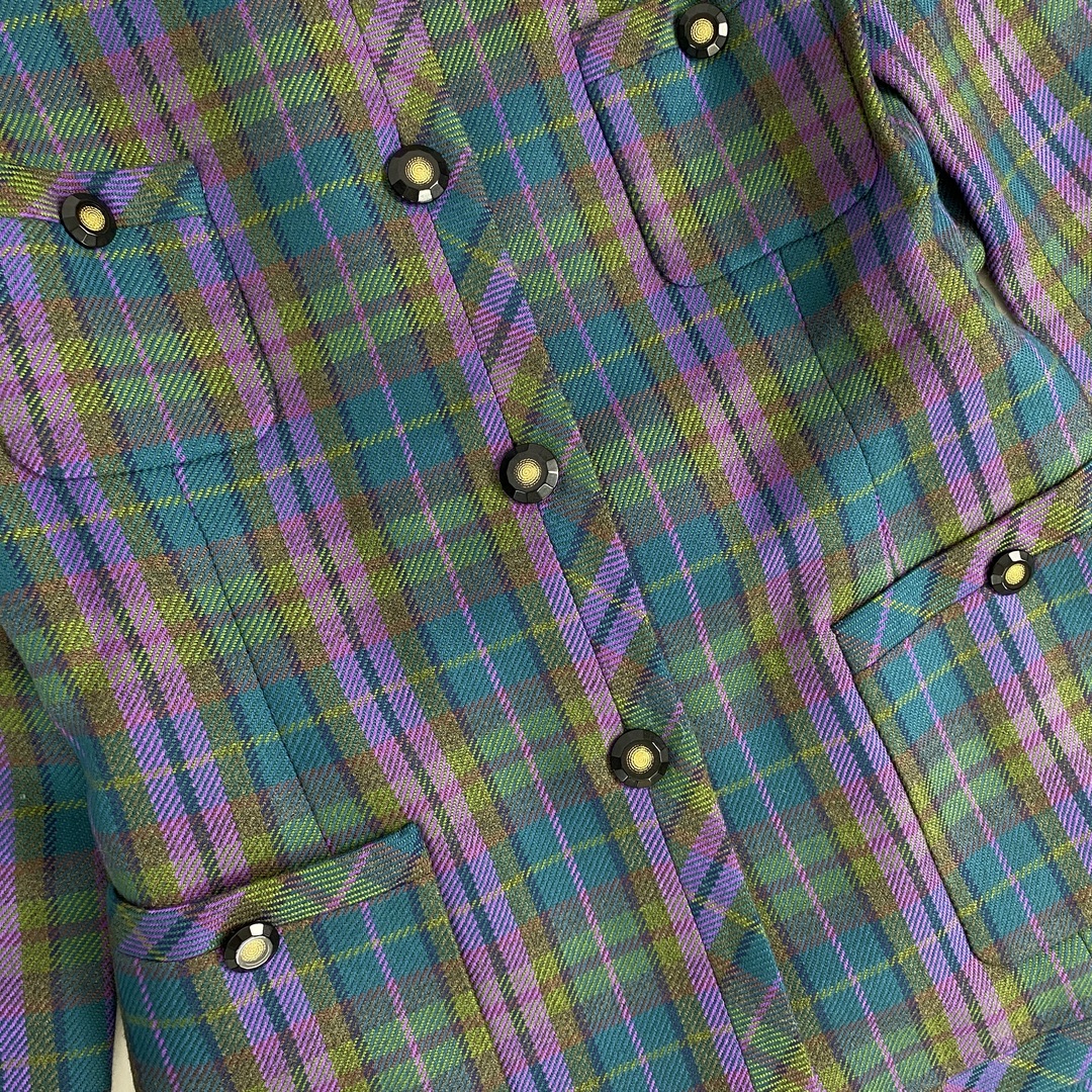 HARDY AMIES(ハーディエイミス)のハーディエイミス　セットアップ　美品　英国王室御用達　最高級　セレモニー　緑　紫 レディースのフォーマル/ドレス(スーツ)の商品写真