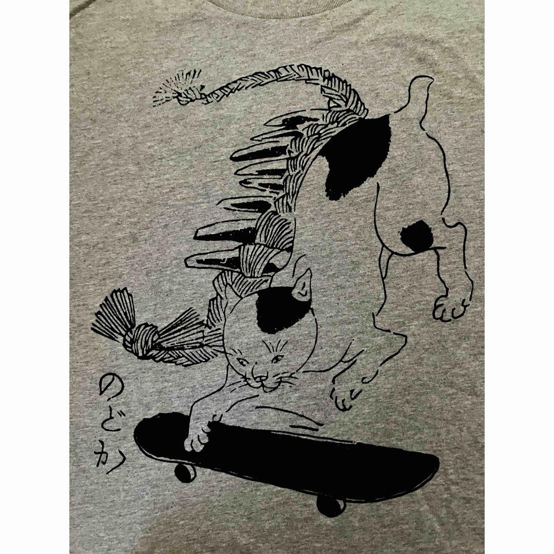 Design Tshirts Store graniph(グラニフ)のスケボー猫プリントTシャツ　graniph グラニフ　ユニセックスM　チビ猫付き メンズのトップス(Tシャツ/カットソー(半袖/袖なし))の商品写真