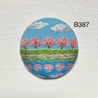 【B387】水面に映る桜並木刺繍ブローチ くるみボタン ハンドメイド 花 春(ブローチ/コサージュ)