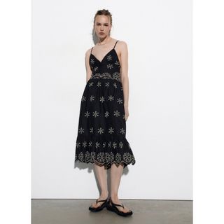 ザラ(ZARA)の【新品タグ付き】ZARA コントラストエンブロイダリーワンピース(ロングワンピース/マキシワンピース)