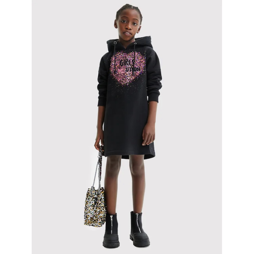 キッズ Desigual パーカーワンピース ブラック キッズ/ベビー/マタニティのキッズ服女の子用(90cm~)(ワンピース)の商品写真