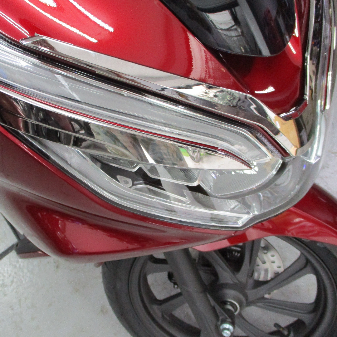 ホンダ(ホンダ)のPCX【JF81/KF30】ahmガーニッシュヘッドライト(クローム色)❗️❗️ 自動車/バイクのバイク(パーツ)の商品写真