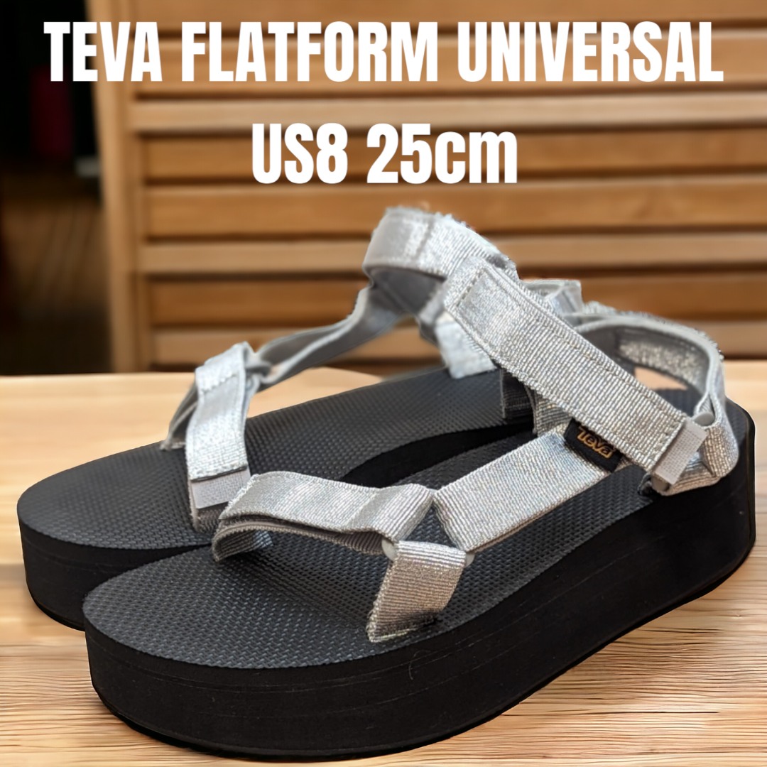 Teva(テバ)のTEVA テバ フラットフォーム ユニバーサル 25cm 厚底サンダル シルバー レディースの靴/シューズ(サンダル)の商品写真