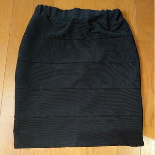 リュリュ(RyuRyu)のほぼ新品🔯膝丈、黒のタイトスカート(ひざ丈スカート)