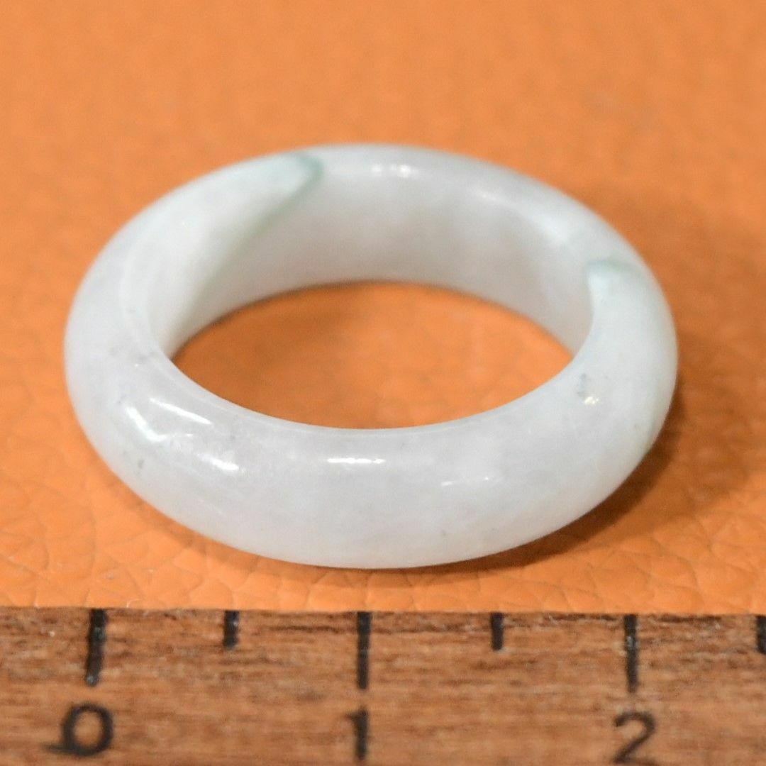 J1309　ヒスイ　翡翠　リング　指輪　14号　ミャンマー　ジェイド　送料込 レディースのアクセサリー(リング(指輪))の商品写真