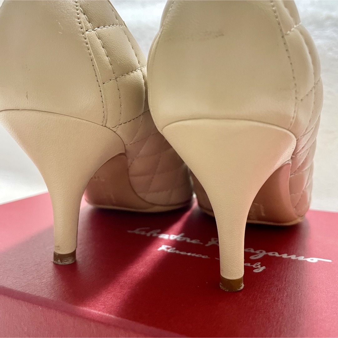 Salvatore Ferragamo(サルヴァトーレフェラガモ)の箱付き サルヴァトーレフェラガモ CARLA ヴァラ キルティングレザーパンプス レディースの靴/シューズ(ハイヒール/パンプス)の商品写真