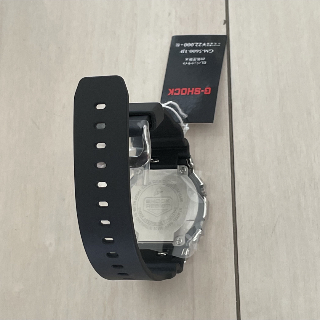G-SHOCK(ジーショック)の【新品未使用 】GM-5600-1JF G-SHOCK シルバー メタルカバード メンズの時計(腕時計(デジタル))の商品写真
